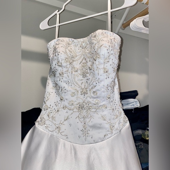 Luxury Wedding Dress with crystals and exotic large drape - Picture 2 of 7